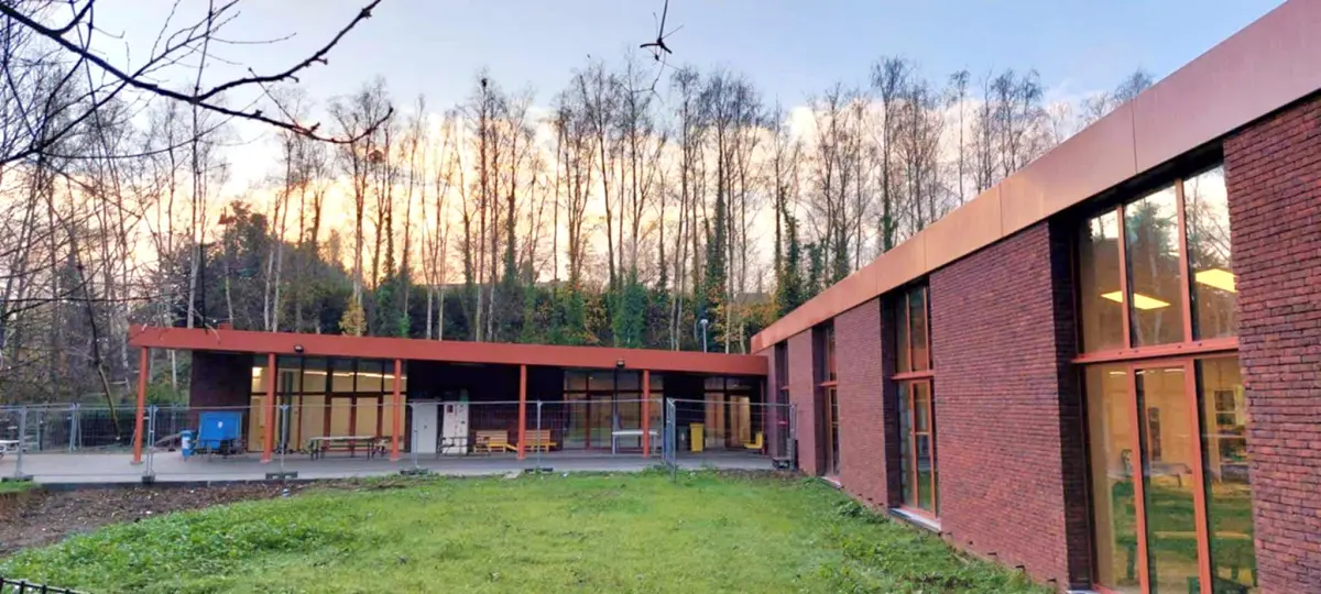 Extérieur du bâtiment de l'école
